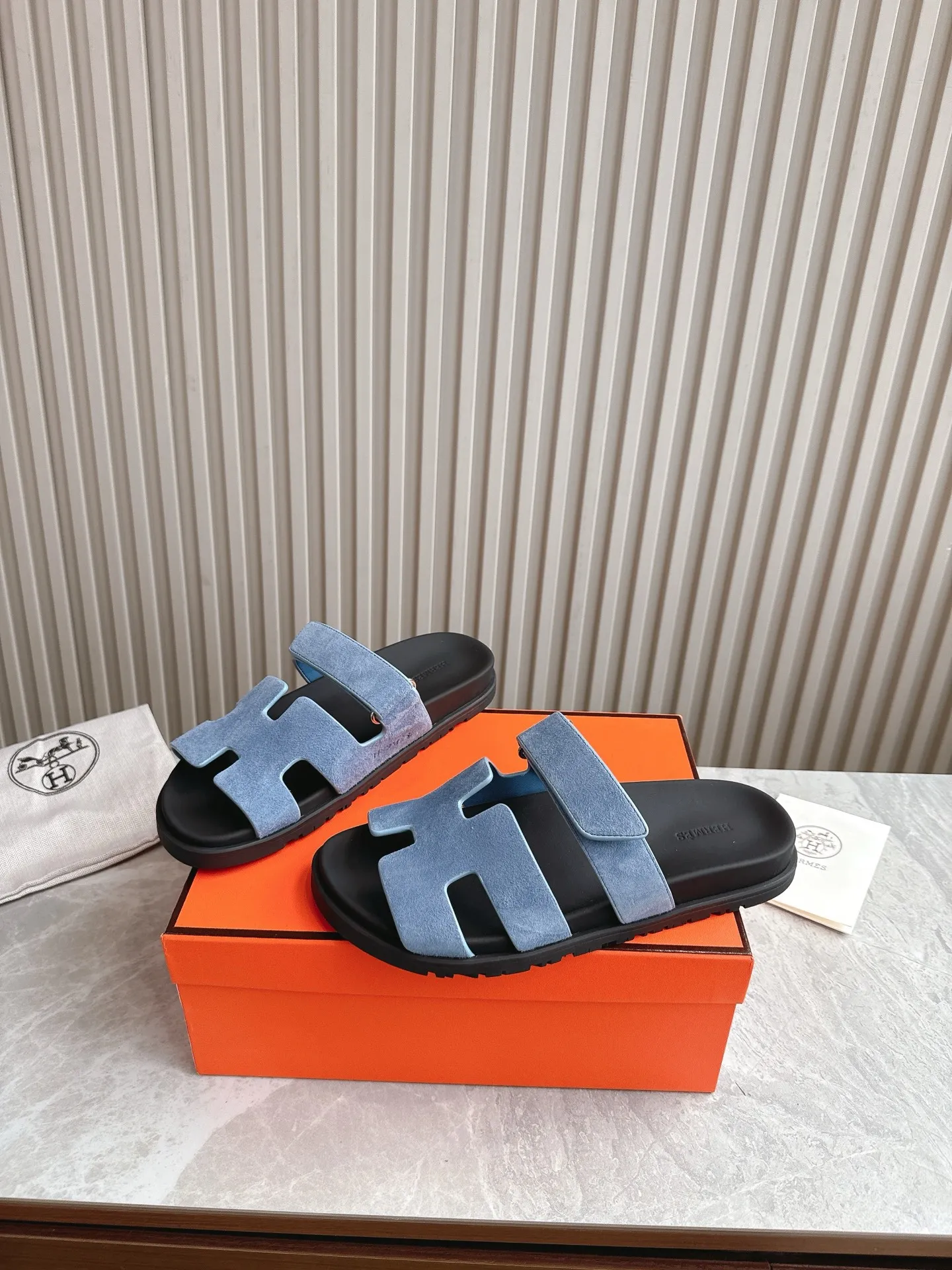 p480🐮🐮Couple model (top version) H family 2024 spring and summer new style HERMES Hermes' recently popular couple model pig nose angle sandals and slippers, paired with various colorful socks, popular. Upper: imported original deerskin (the genuine leather edging is not ordinary super migration). Lining: imported genuine leather. Outsole: Tpu non-slip and wear-resistant outsole. Size: Female 35-42 (40/42 non-returnable and non-exchangeable) Male size: 39-45 (45 non-refundable and non-exchangeable)